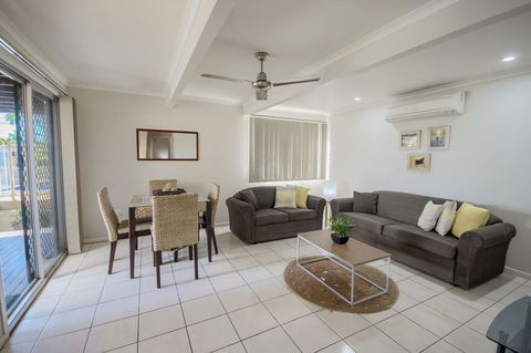 Airlie Apartments - Palm Beach Accommodation 3
