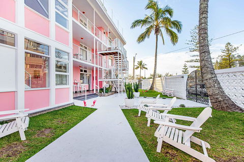 The Pink Hotel Coolangatta - Palm Beach Accommodation 2