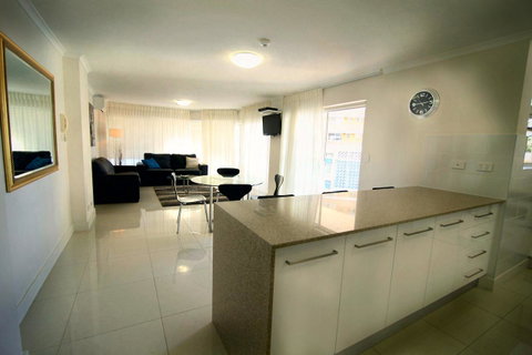 Grosvenor Beachfront Apartments Surfers Paradise - Palm Beach Accommodation 3