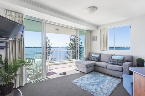 Crystal Bay On The Broadwater - Palm Beach Accommodation 17