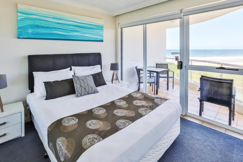 Regency On The Beach - Palm Beach Accommodation 3