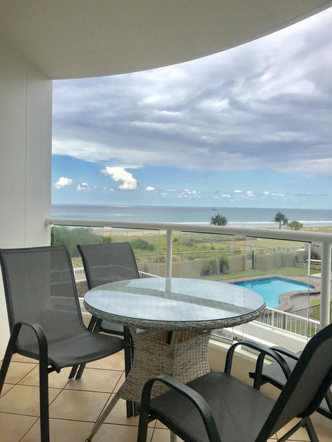 Regency On The Beach - Palm Beach Accommodation 9