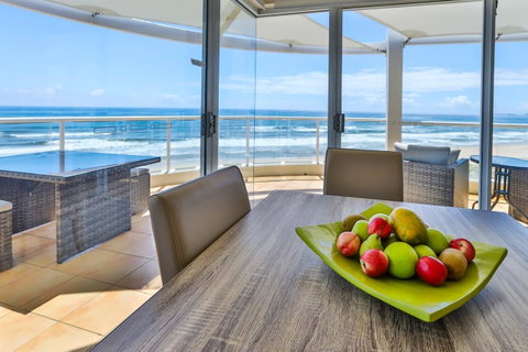 Regency On The Beach - Palm Beach Accommodation 10