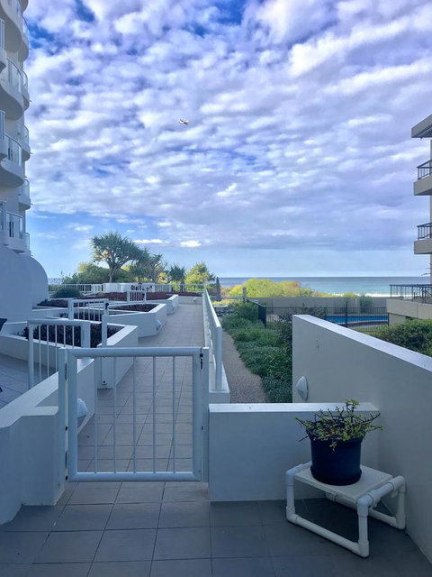 Regency On The Beach - Palm Beach Accommodation 8