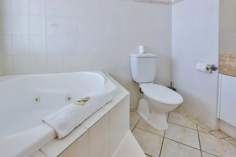 Regency On The Beach - Palm Beach Accommodation 5