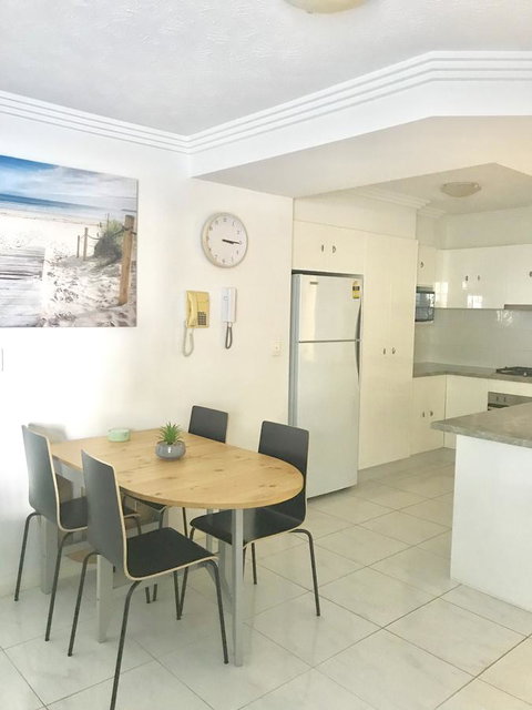 Regency On The Beach - Palm Beach Accommodation 7