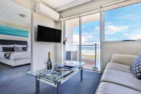 Regency On The Beach - Palm Beach Accommodation 4