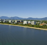 Holiday Inn Cairns Harbourside - Palm Beach Accommodation