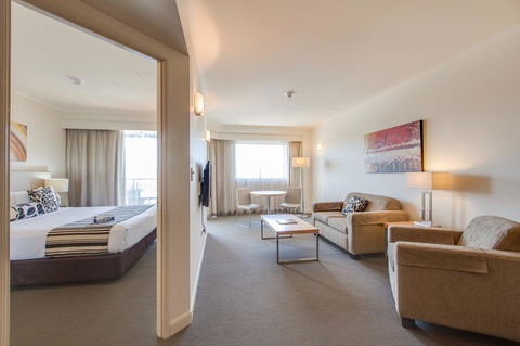 Central Cosmo Apartment Hotel - Palm Beach Accommodation 2