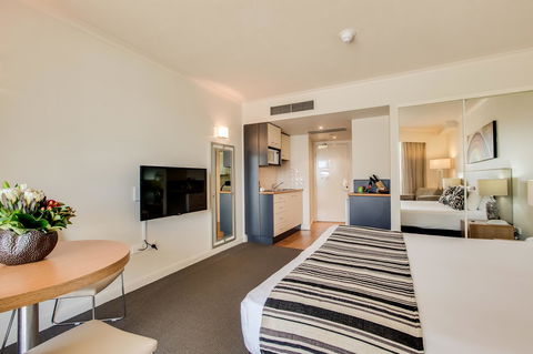 Central Cosmo Apartment Hotel - Palm Beach Accommodation 4