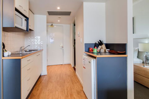 Central Cosmo Apartment Hotel - Palm Beach Accommodation 26