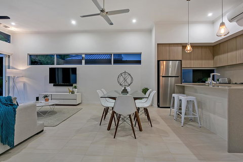 Oceans Edge Holiday Home - Palm Beach Accommodation 5