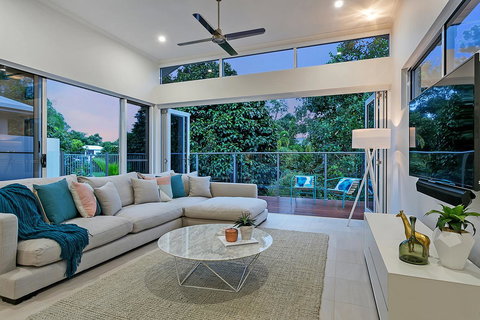 Oceans Edge Holiday Home - Palm Beach Accommodation 2