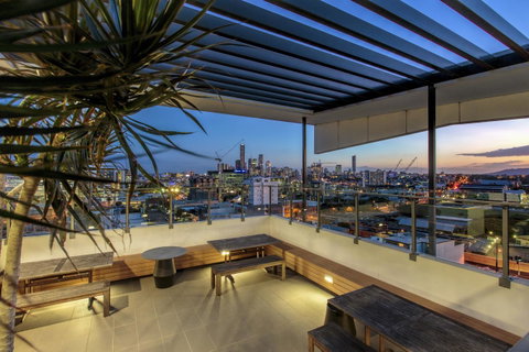 Code Apartments - Palm Beach Accommodation 2