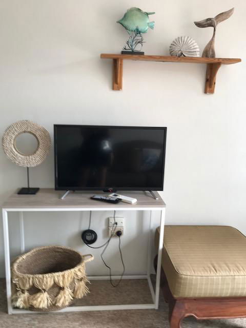 Location! 2BR Town View Unit In Centre Of Airlie. - Palm Beach Accommodation 13