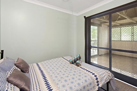 Location! 2BR Town View Unit In Centre Of Airlie. - Palm Beach Accommodation 5