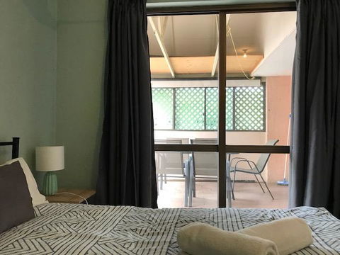 Location! 2BR Town View Unit In Centre Of Airlie. - Palm Beach Accommodation 9