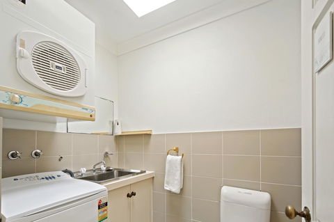 Location! 2BR Town View Unit In Centre Of Airlie. - Palm Beach Accommodation 18