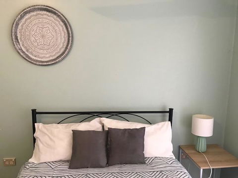 Location! 2BR Town View Unit In Centre Of Airlie. - Palm Beach Accommodation 21