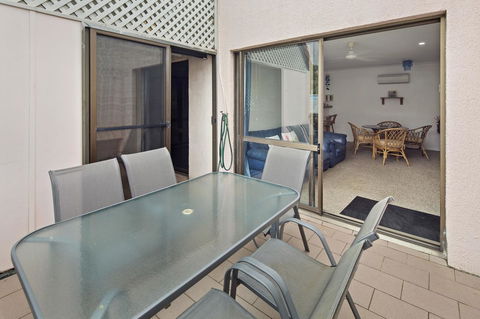 Location! 2BR Town View Unit In Centre Of Airlie. - Palm Beach Accommodation 17