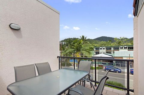Location! 2BR Town View Unit In Centre Of Airlie. - Palm Beach Accommodation 2