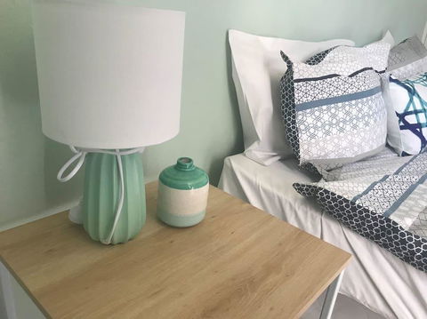 Location! 2BR Town View Unit In Centre Of Airlie. - Palm Beach Accommodation 14