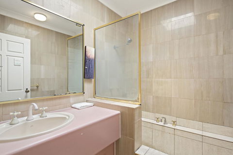 Location! 2BR Town View Unit In Centre Of Airlie. - Palm Beach Accommodation 3