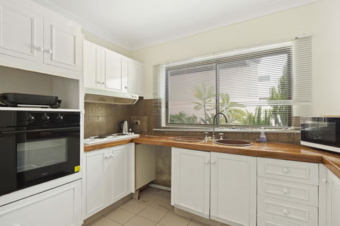 Location! 2BR Town View Unit In Centre Of Airlie. - Palm Beach Accommodation 11