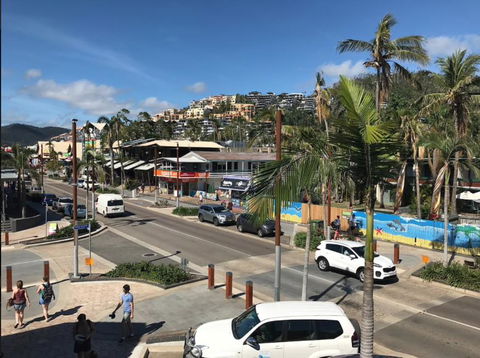 Location! 2BR Town View Unit In Centre Of Airlie. - Palm Beach Accommodation 20