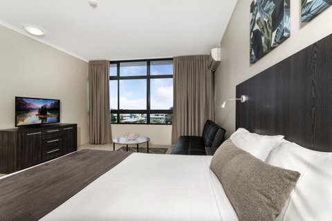 Sunshine Tower Hotel - Palm Beach Accommodation 9
