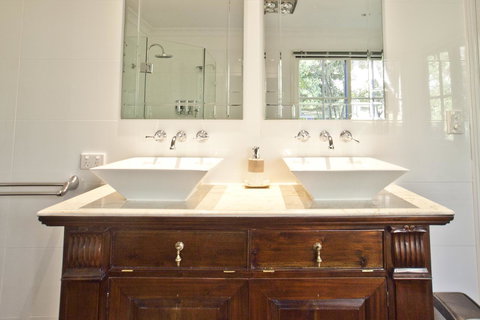 Curtis Falls Cottage - Palm Beach Accommodation 2