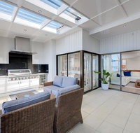 Whispering Sands' 10 Sandy Point Road - Luxury waterfront home with aircon WIFI  Foxtel - Palm Beach Accommodation