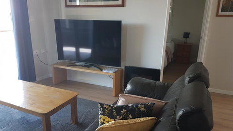 White Cedar Cottage - Palm Beach Accommodation 2