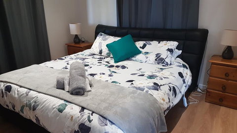 White Cedar Cottage - Palm Beach Accommodation 3