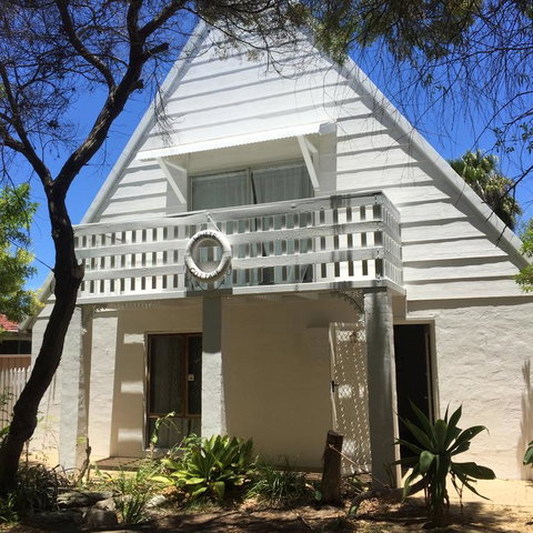 White Cottage - Palm Beach Accommodation 3