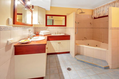 Williams Lodge - Palm Beach Accommodation 2