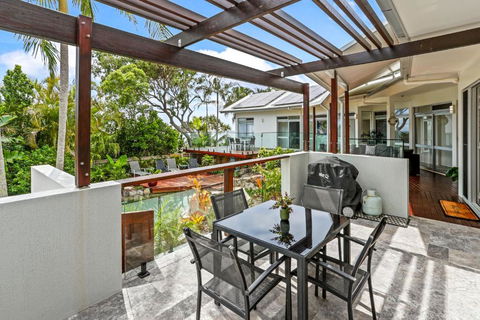 A Tropical Family Oasis In Sunshine Beach - Palm Beach Accommodation 3