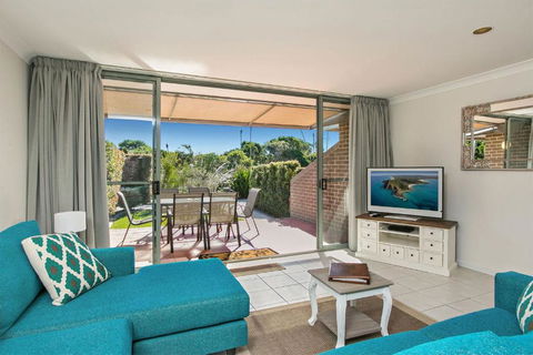A Perfect Stay - 2 James Cook Apartments - Palm Beach Accommodation 3