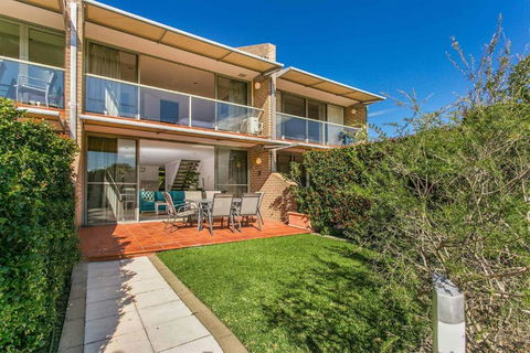 A Perfect Stay - 2 James Cook Apartments - Palm Beach Accommodation 2