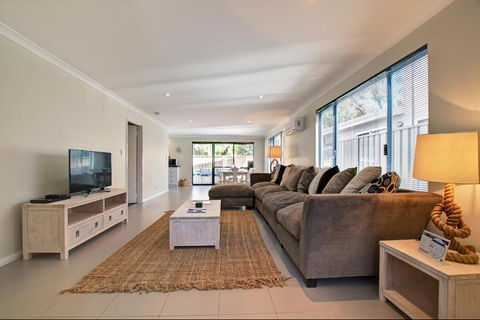 A Little Luxury In Town - Palm Beach Accommodation 3