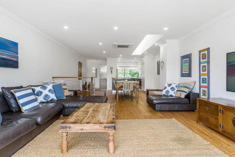A Perfect Stay - 3 James Cook Apartments - Palm Beach Accommodation 4