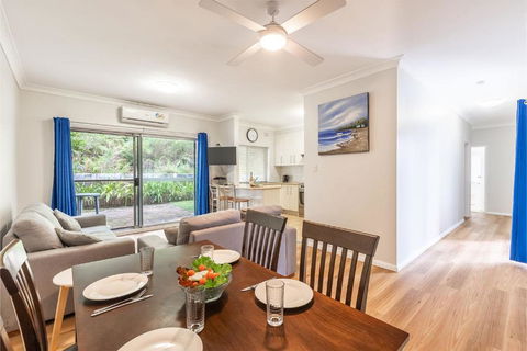 Adriana 4 Open Plan Living With Backyard - Palm Beach Accommodation 2