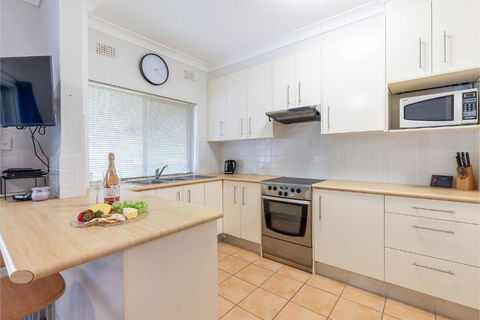 Adriana 4 Open Plan Living With Backyard - Palm Beach Accommodation 1