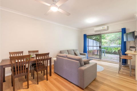 Adriana 4 Open Plan Living With Backyard - Palm Beach Accommodation 3