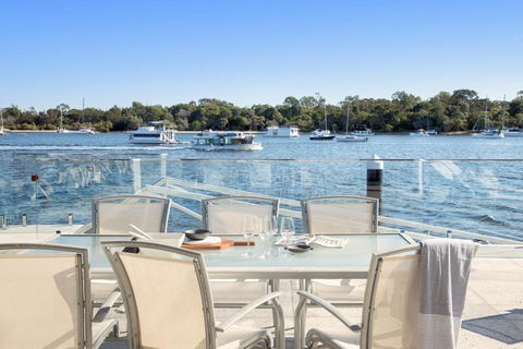 Affordable Riverfront, Pool, Private Pontoon - Palm Beach Accommodation 2