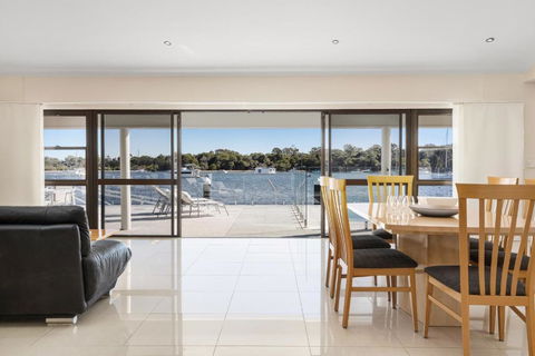 Affordable Riverfront, Pool, Private Pontoon - Palm Beach Accommodation 4