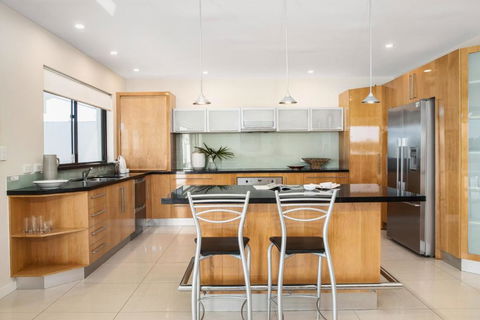 Affordable Riverfront, Pool, Private Pontoon - Palm Beach Accommodation 3