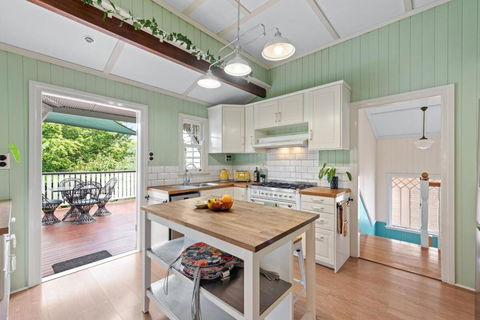 A Colourful Life 4Bed-2Bath-1Car - Queenslander - Palm Beach Accommodation 0