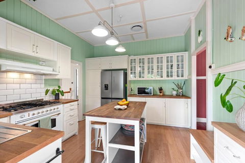 A Colourful Life 4Bed-2Bath-1Car - Queenslander - Palm Beach Accommodation 2