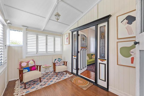 A Colourful Life 4Bed-2Bath-1Car - Queenslander - Palm Beach Accommodation 3